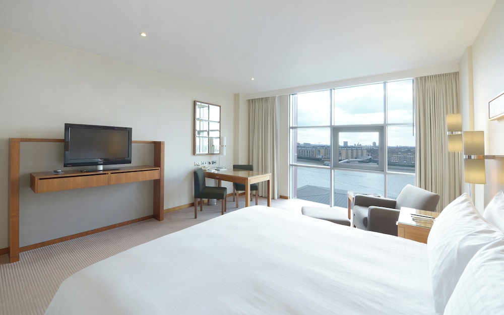 Premier Room, 1 King Bed photo 2
