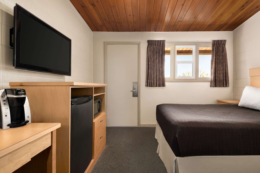 Standard Room, 1 Queen Bed photo 2