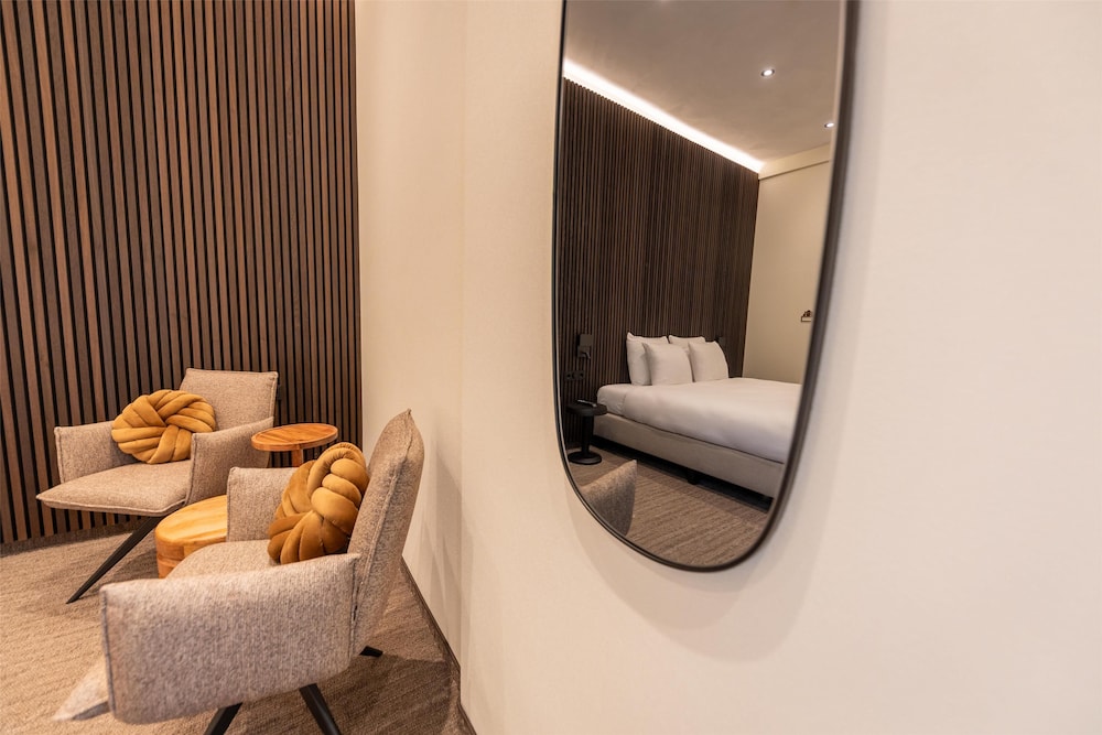 Standard Room, 1 King Bed, Non Smoking (with Sofabed) - Photo 6