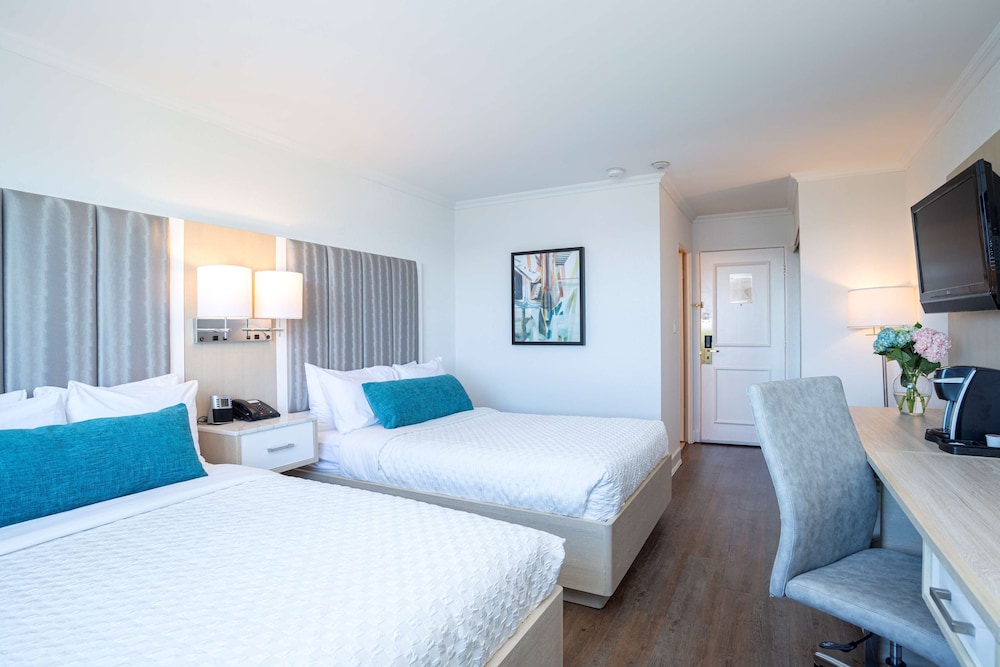 Family Suite, 2 Queen Beds, Non Smoking, Refrigerator (with Sofabed) - Photo 1
