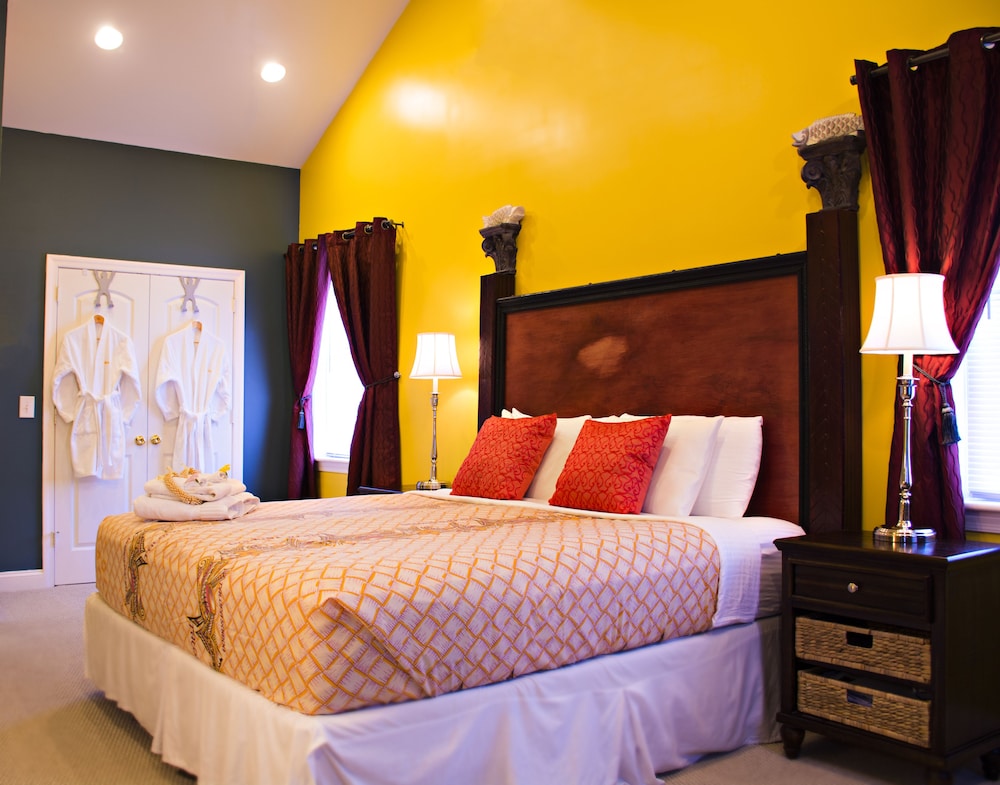 Room, 1 King Bed (Matai) photo 3