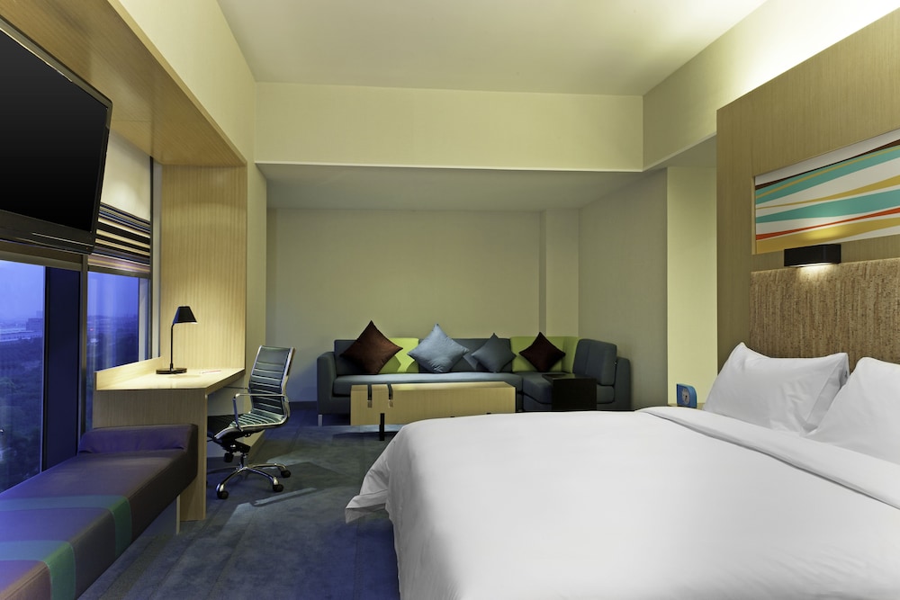 Studio, 1 King Bed, City View - Photo 3
