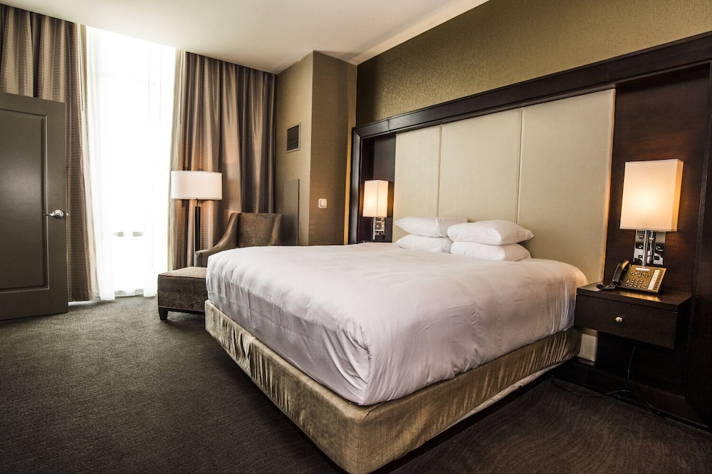 Accessible Platinum King Suite Non-Smoking photo 3