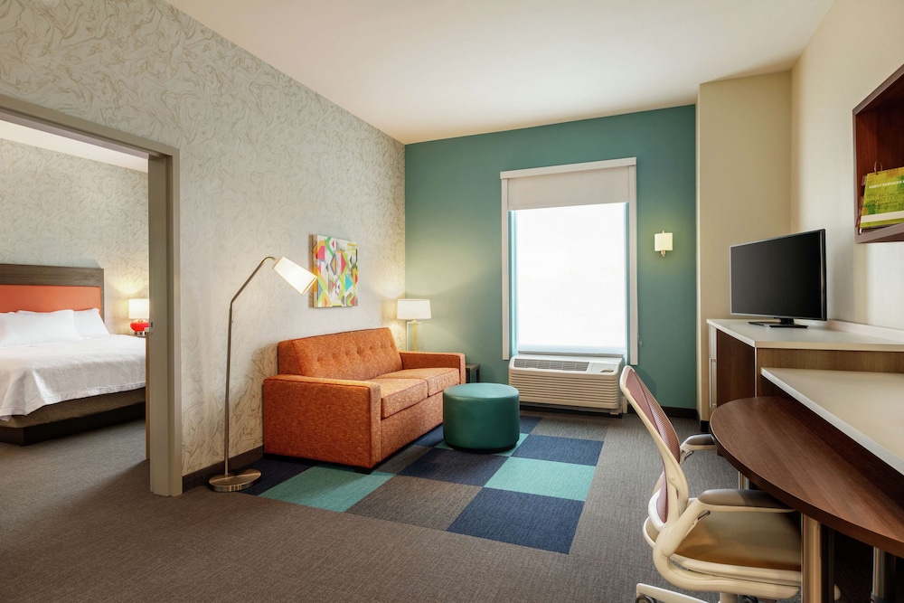 Suite, 1 King Bed, Accessible (Hearing) photo 2