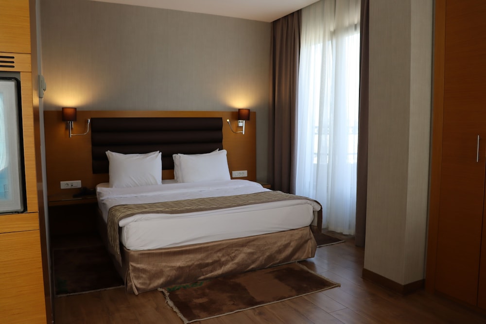 Superior Room, 1 Double Bed, Partial Sea View photo 1