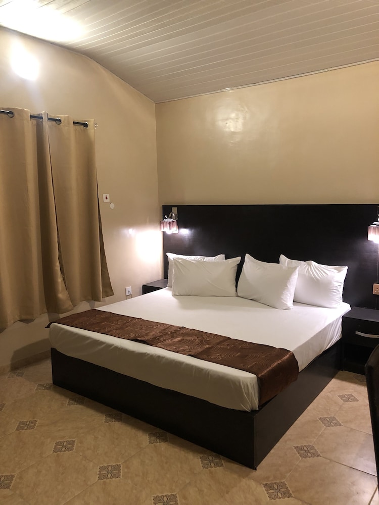 Superior Suite, 1 King Bed, Garden View photo 1