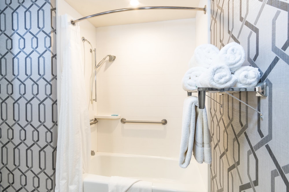 Suite, 2 Queen Beds, Accessible Bathtub (Accessible Tub) thumbnail 6