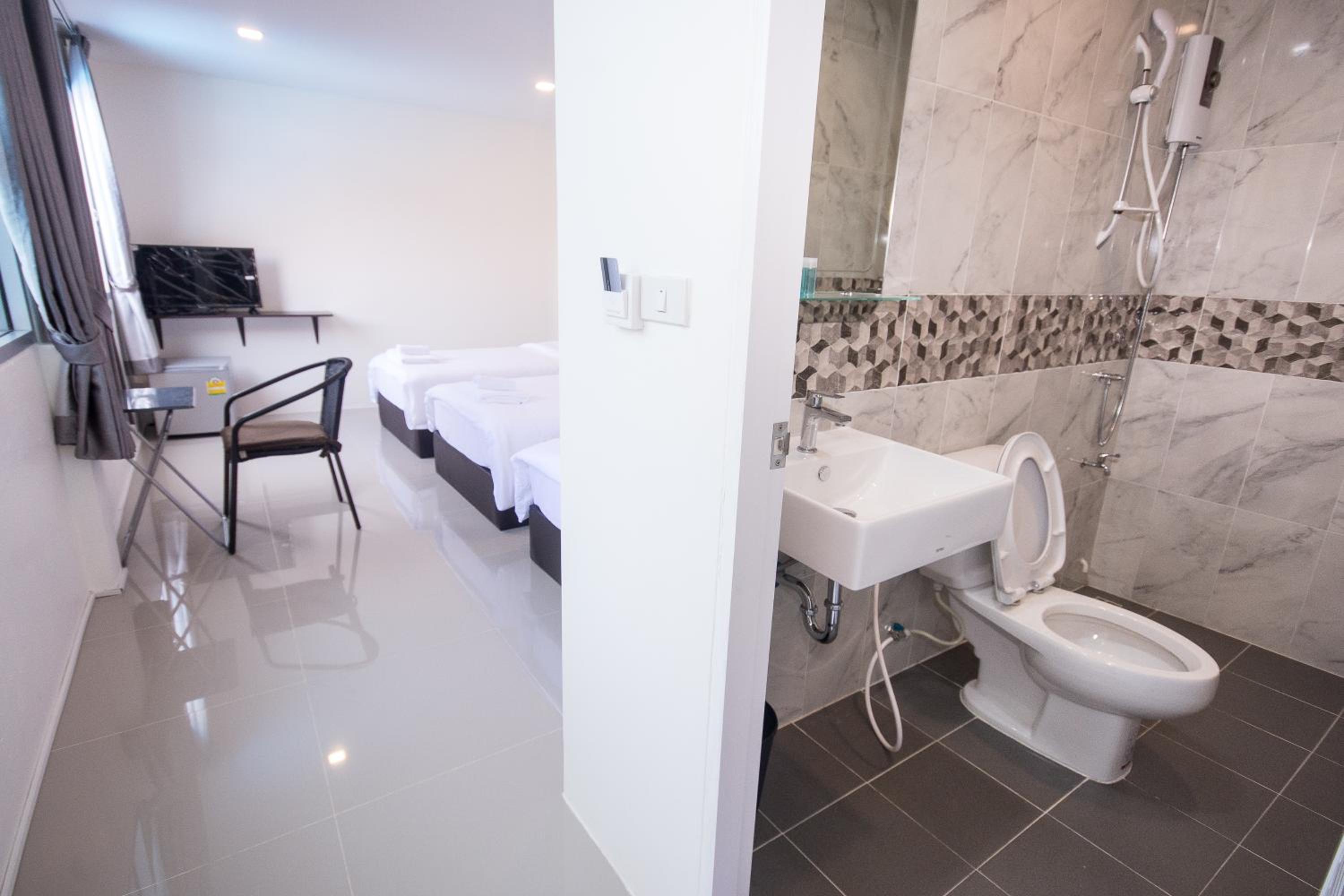Triple Room with Private Bathroom photo 3