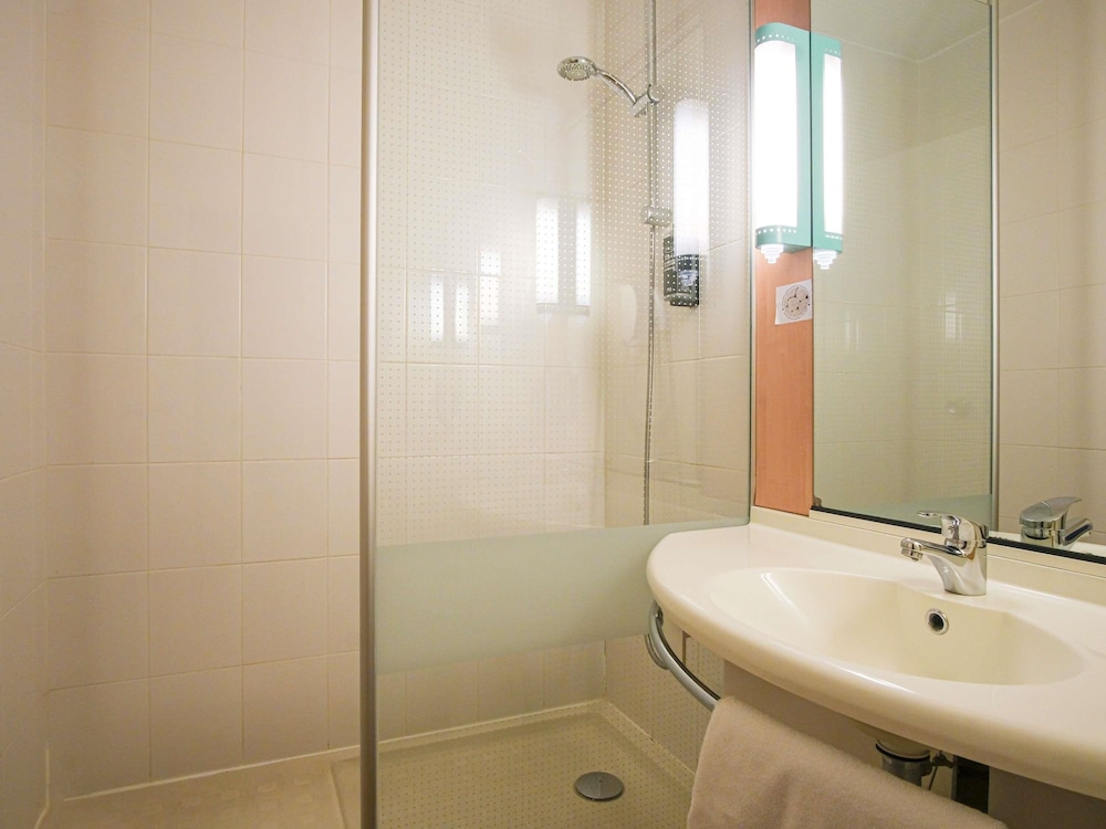 Standard Room, Multiple Beds - Photo 4