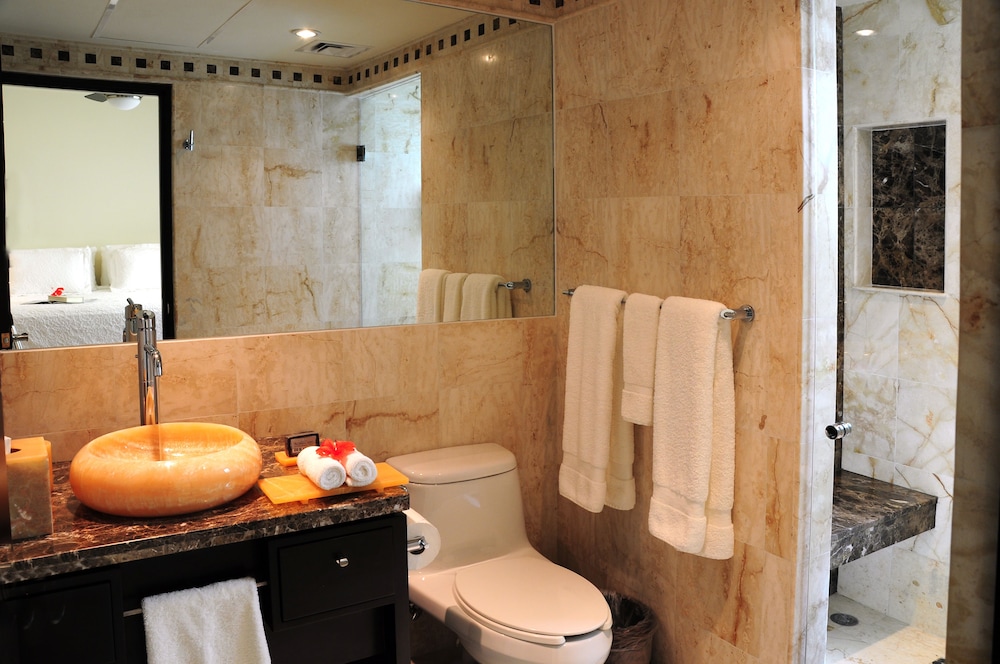 Deluxe Condo, 2 Bedrooms, Kitchen - Photo 17