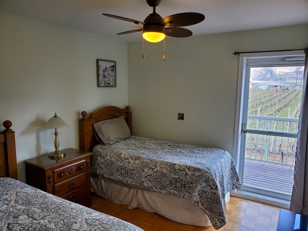 Family Room, Multiple Beds, Vineyard View photo 2