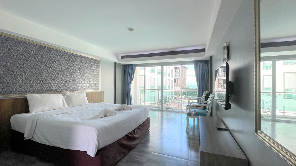 Deluxe Room, 1 King Bed, Sea View - Photo 1