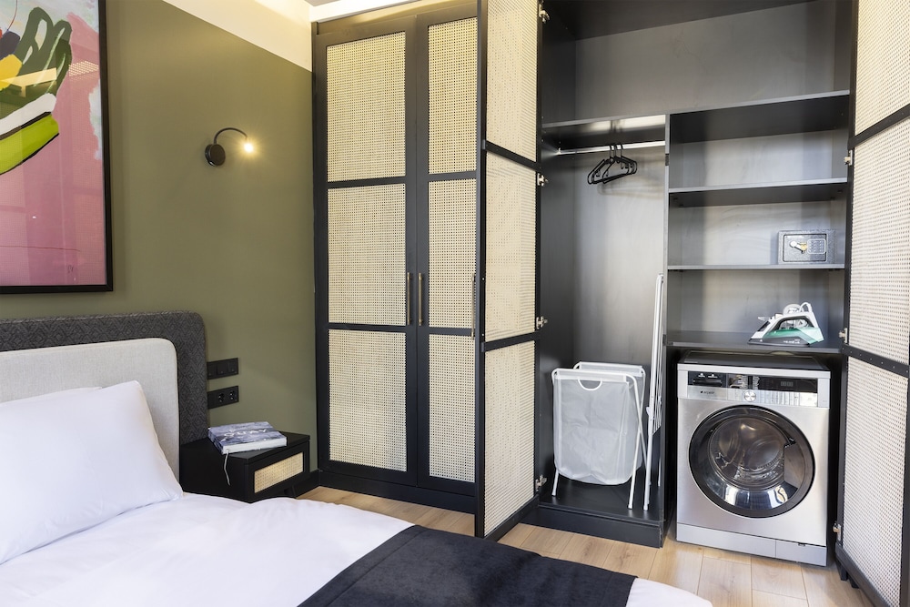 Superior Apartment, 1 Queen Bed, Non Smoking, City View photo 3