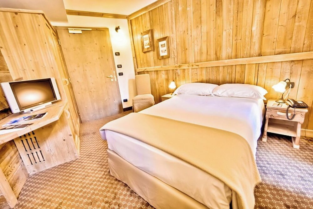 Small Double Room, 1 Queen Bed - Photo 1