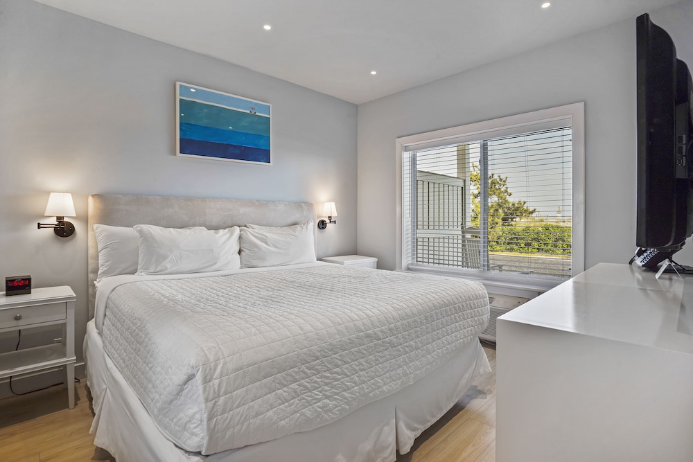 Lower 2 Bedroom 2 Bath Corner Oceanfront