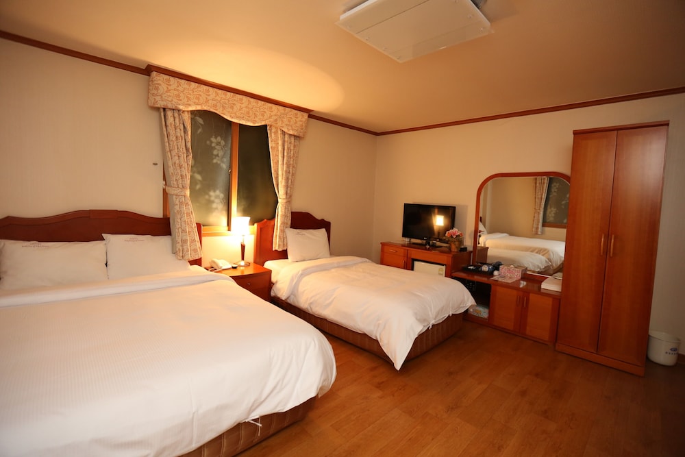 Family Twin Room - Photo 1