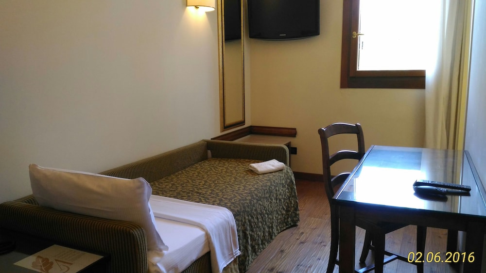 Family Suite, 2 Bathrooms, Garden View photo 3
