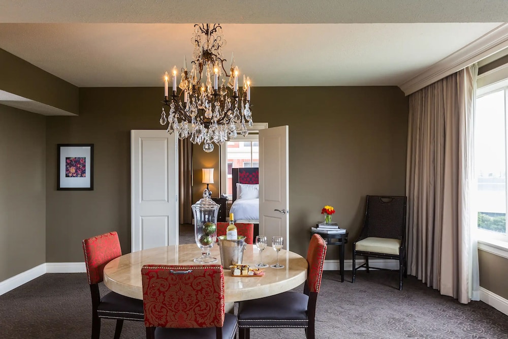 Signature Suite - Photo 3