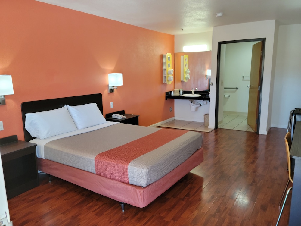 Standard Room, 1 Queen Bed, Accessible, Non Smoking - Photo 1