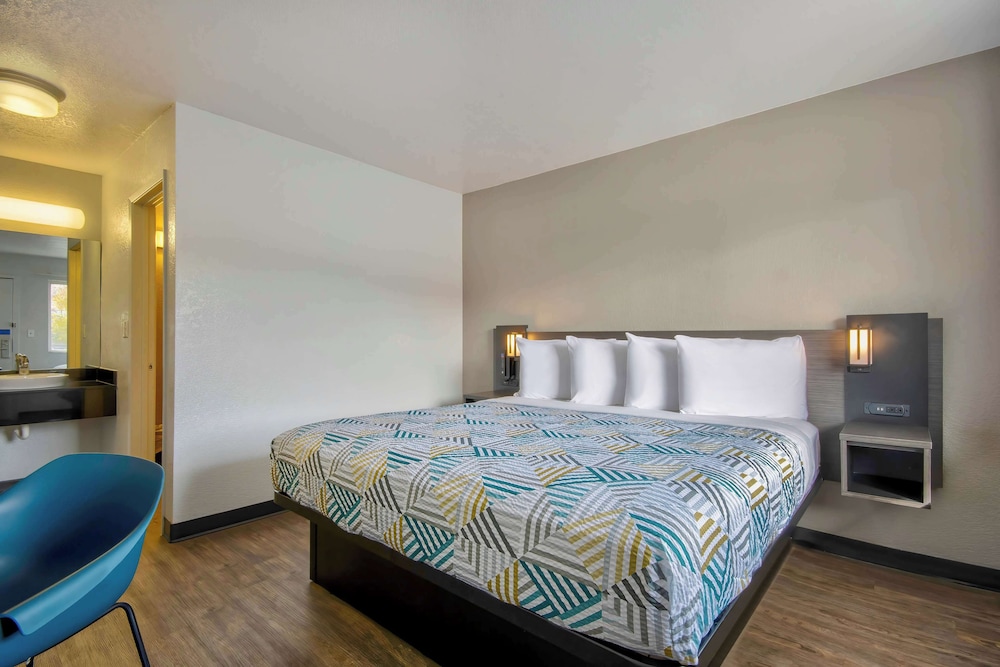 Deluxe Room, 1 King Bed, Non Smoking, Kitchenette photo 2