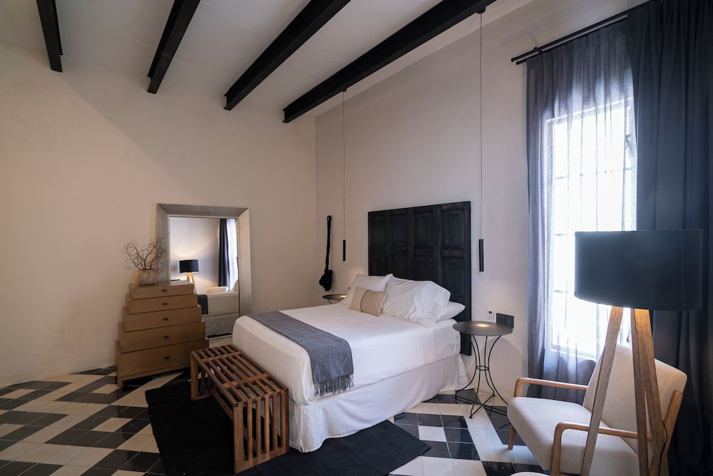 Luxury Room, 1 Queen Bed, Ground Floor photo 3