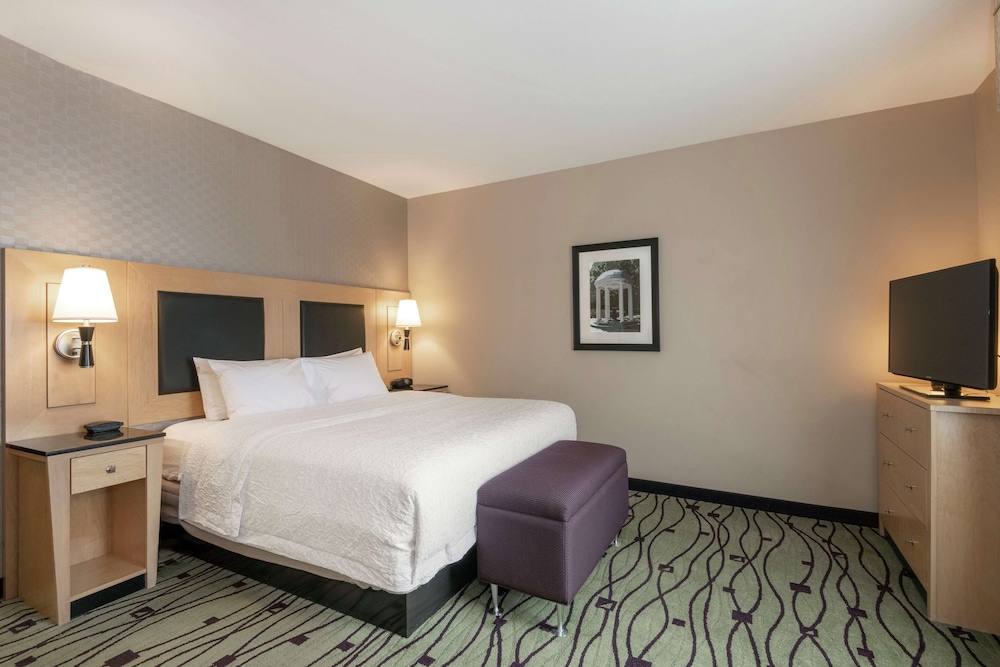 Basic Single Room, 1 King Bed, Non Smoking - Photo 4