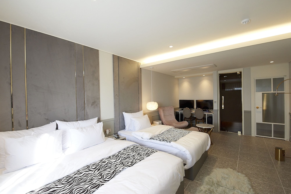 Family Twin Room - Photo 4