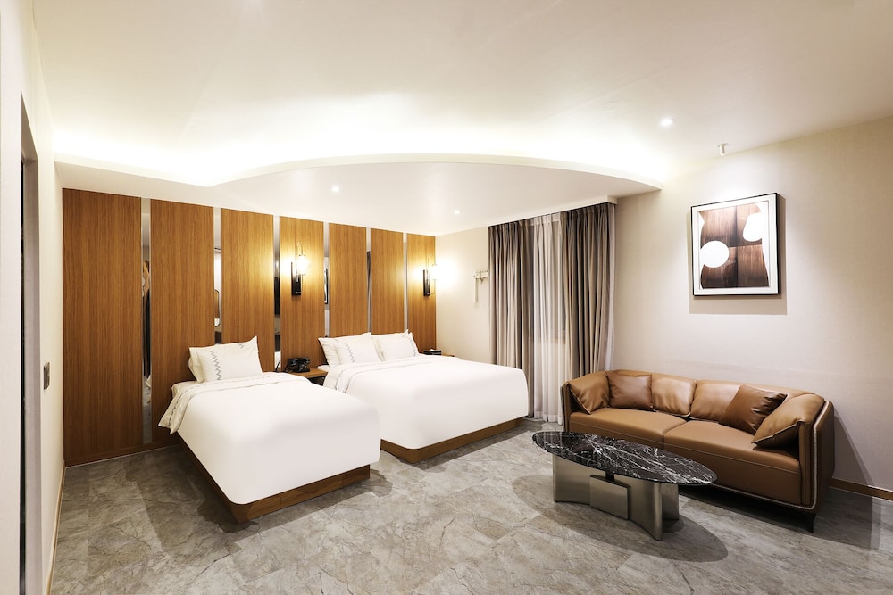 Luxury Twin Room, City View