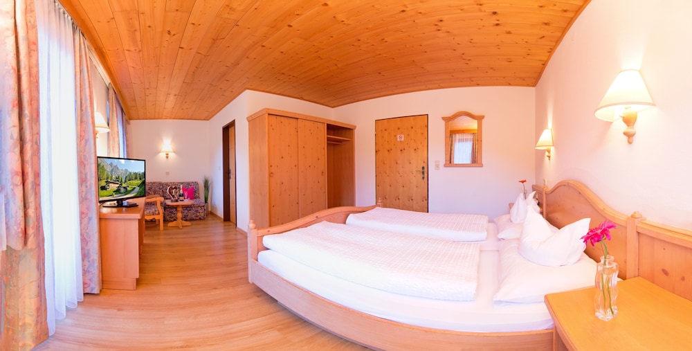 Standard Quadruple Room, 1 Bedroom, Balcony, Mountain View photo 3