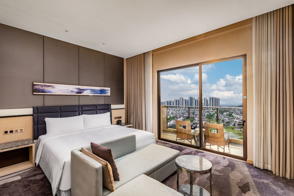 Junior Suite, 1 King Bed, Smoking, Garden View (View) photo 3