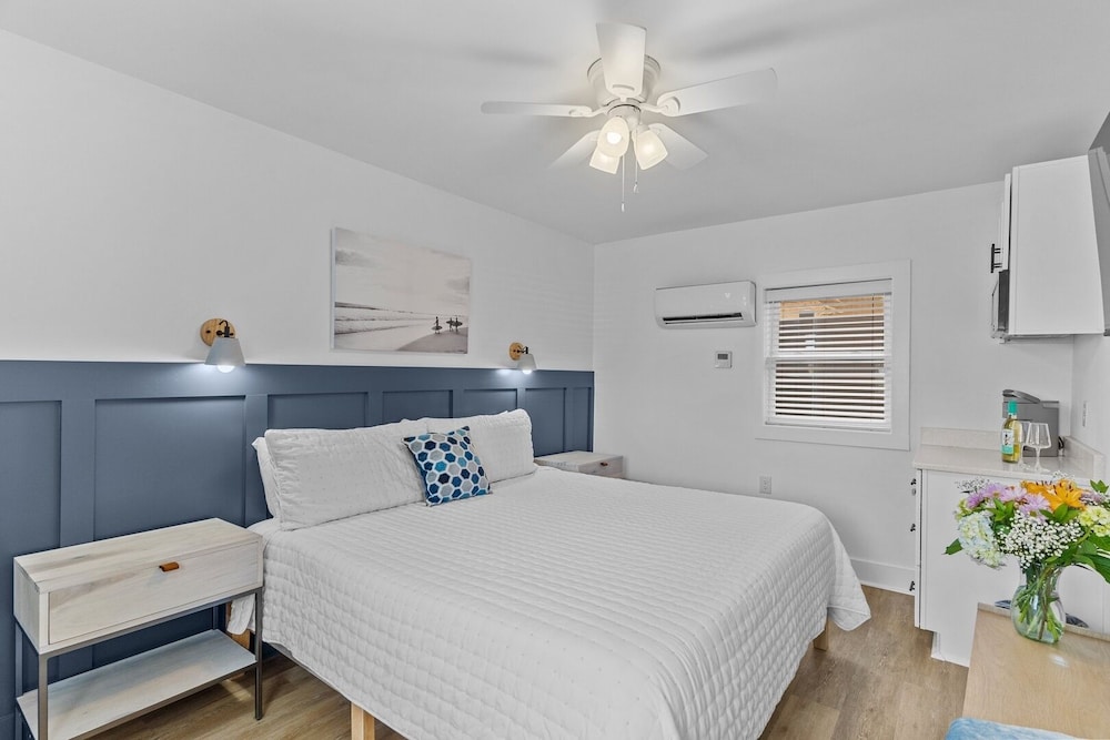 Standard Room, 1 Queen Bed, Refrigerator & Microwave photo 1