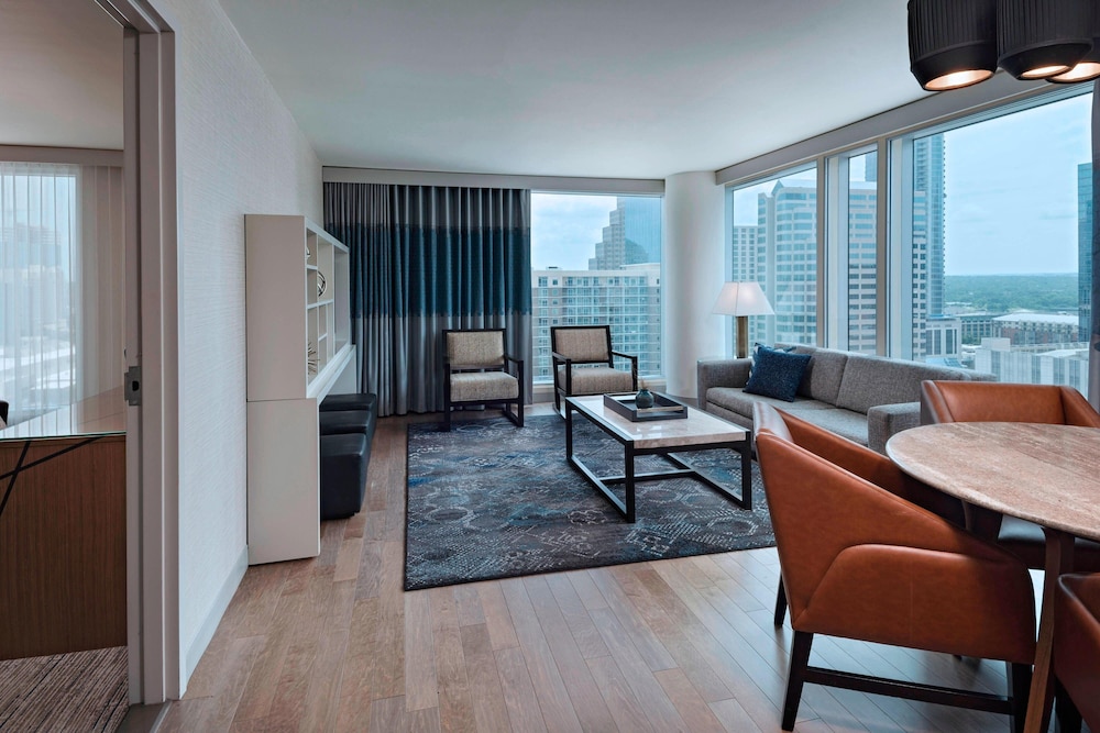 Suite, 1 Bedroom, Corner photo 1