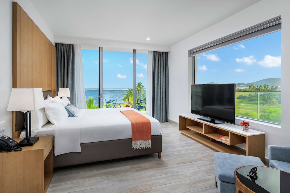 Suite, 1 King Bed, Balcony, Oceanfront - Photo 2