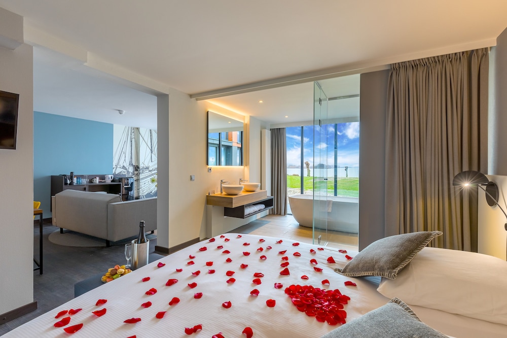 Luxury Suite, Lake View - Photo 4