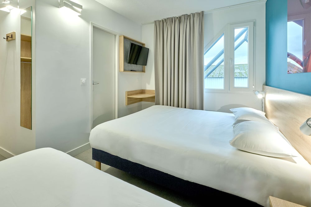 Standard Room, Multiple Beds - Photo 12