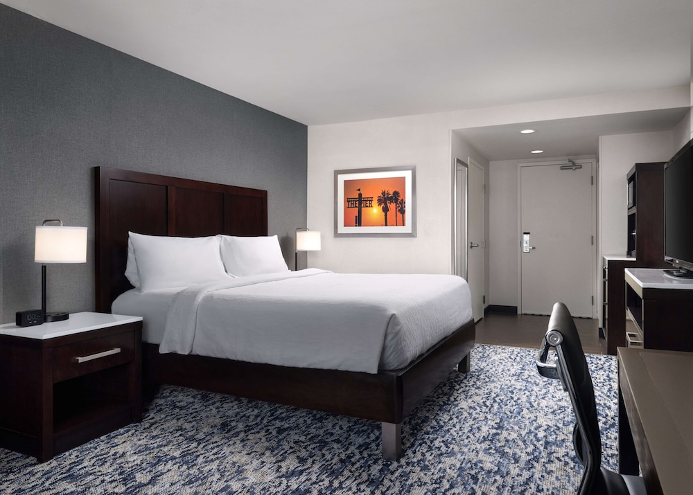 Room, 1 King Bed (Hearing Accessible, Luxury Bathroom) photo 3