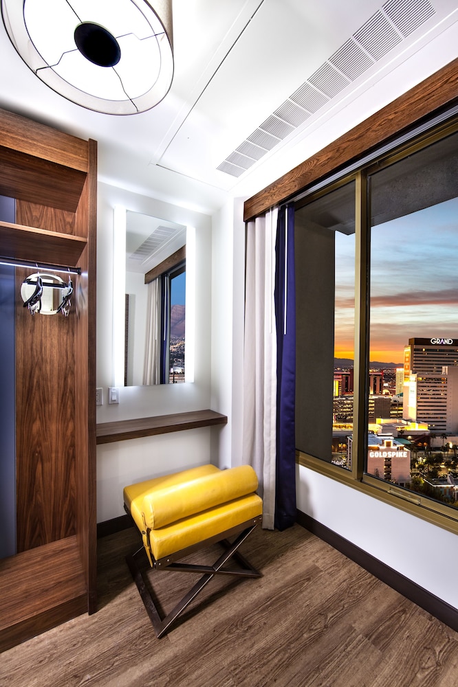 Premium Room, 1 King Bed, Non Smoking, Tower (North View) - Photo 2