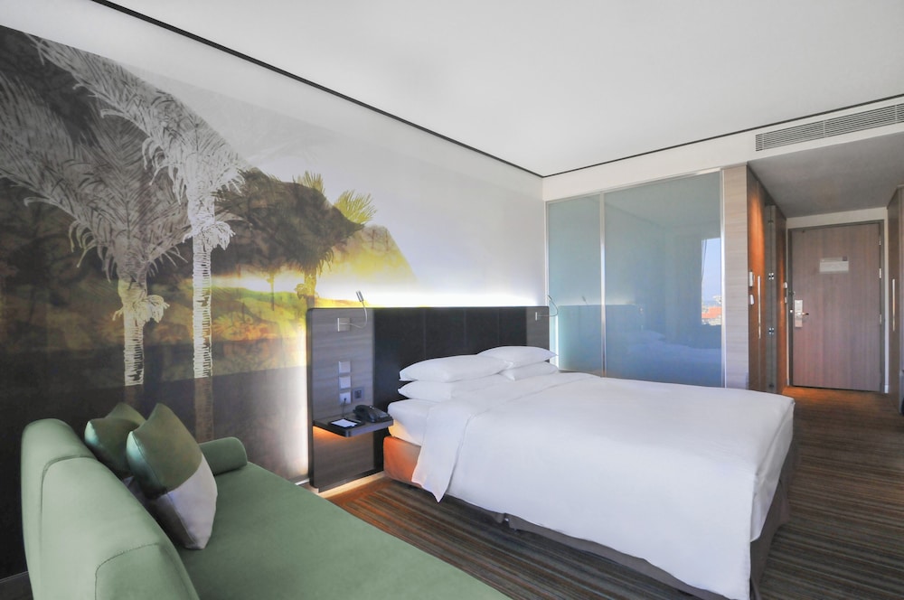 Panoramic Room, 1 King Bed (Airport View)