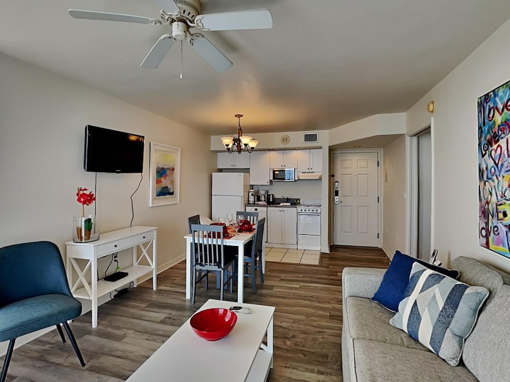 Condo, 1 King Bed with Sofa bed, Pool Access (#702 - No Pets)