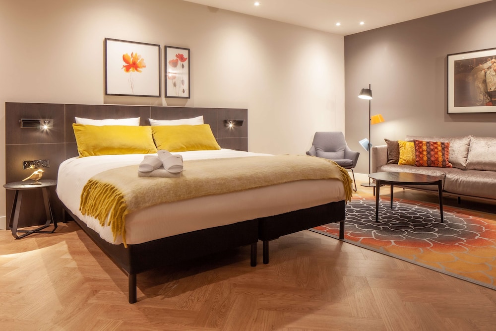 Business Suite, 1 King Bed, Bathtub - Photo 3