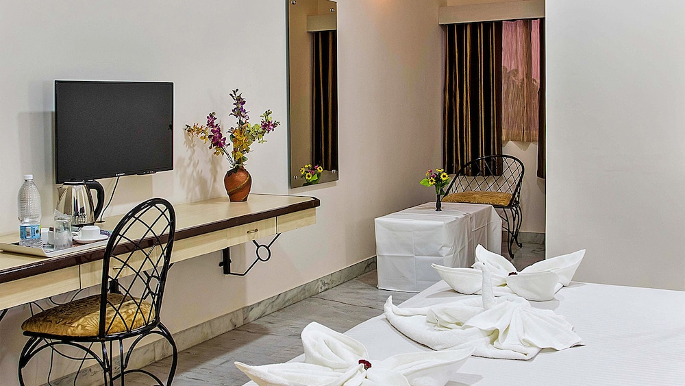 Deluxe Room, 1 King Bed, Non Smoking photo 3