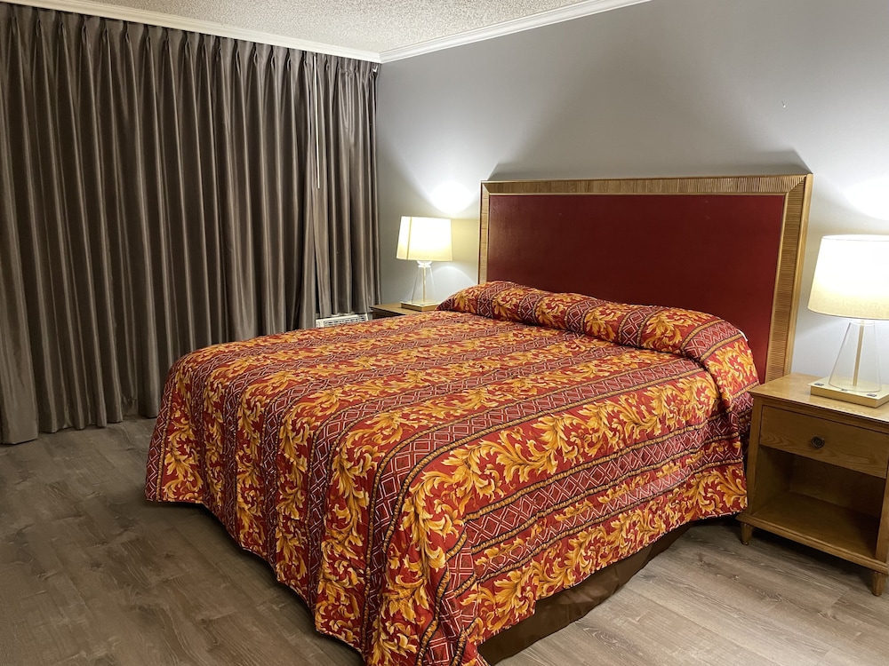 Standard Room, 1 King Bed, Balcony