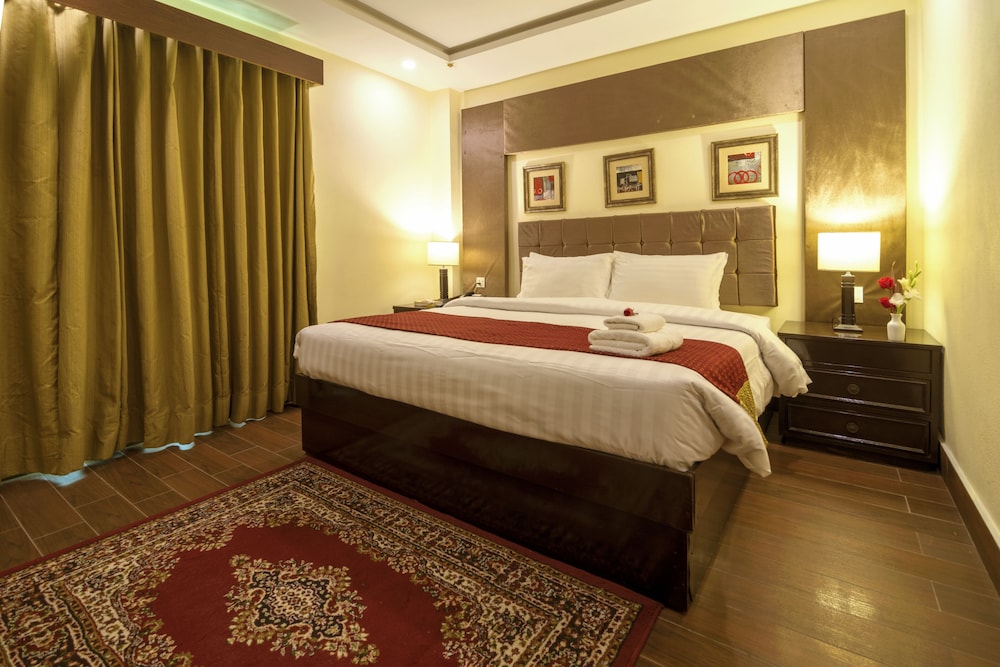 Executive Suite, 1 King Bed, Private Bathroom photo 2