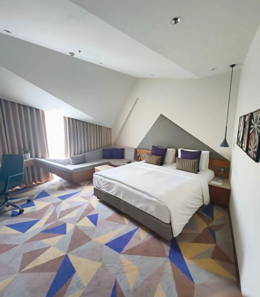 Premium Room, 1 King Bed (Airport View)