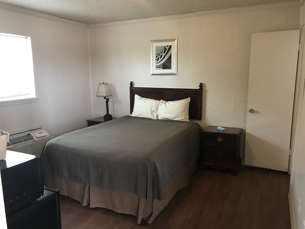 Basic Single Room, 1 Queen Bed, Non Smoking photo 1