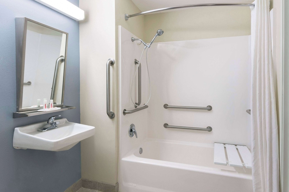Suite, Accessible - Photo 4