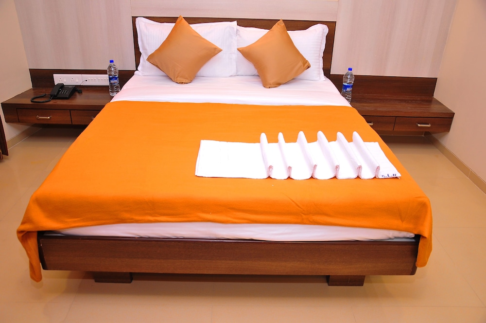 Executive Studio, 1 King Bed, Smoking, City View photo 3