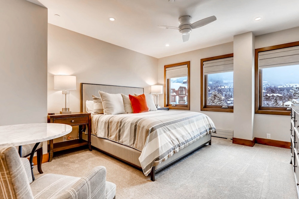 Studio, 1 King Bed (Centennial Studio Condo Unit no. 13a) photo 1