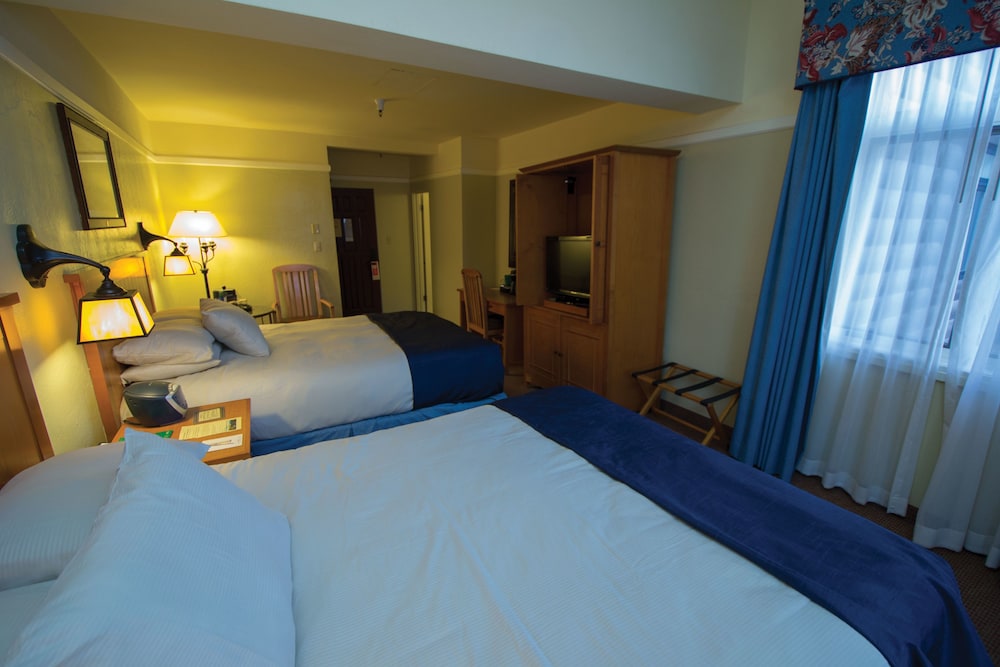 Standard Room, 2 Queen Beds photo 3