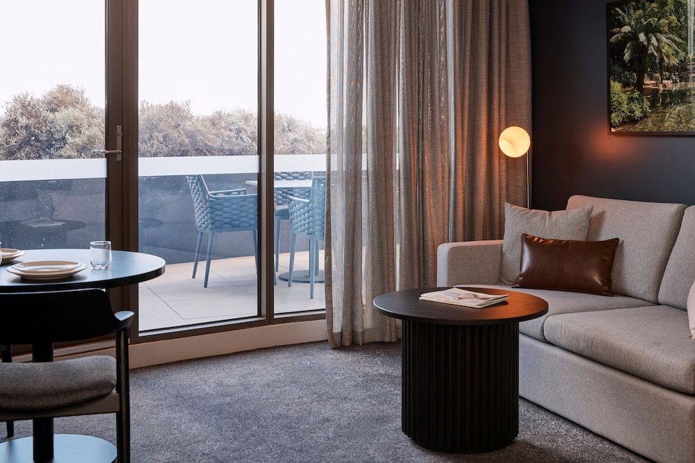 Executive One Bedroom King Courtyard Apartment - Photo 3